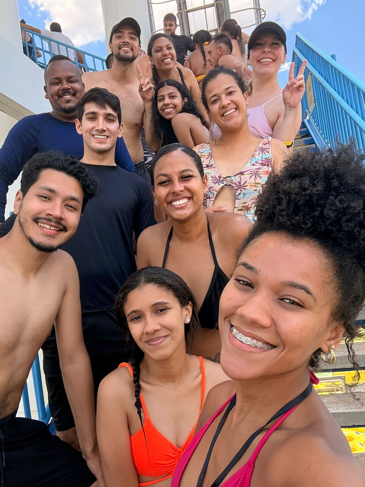 Cauê e Leyla no parque aquático com os amigos