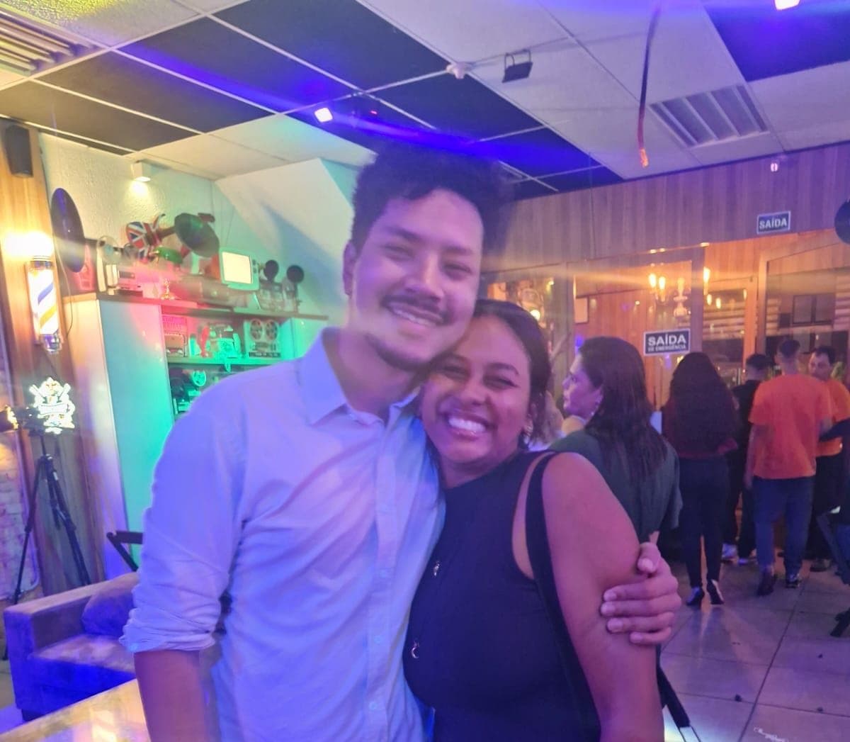 O show da banda Ecco, onde Cauê e Leyla se conheceram