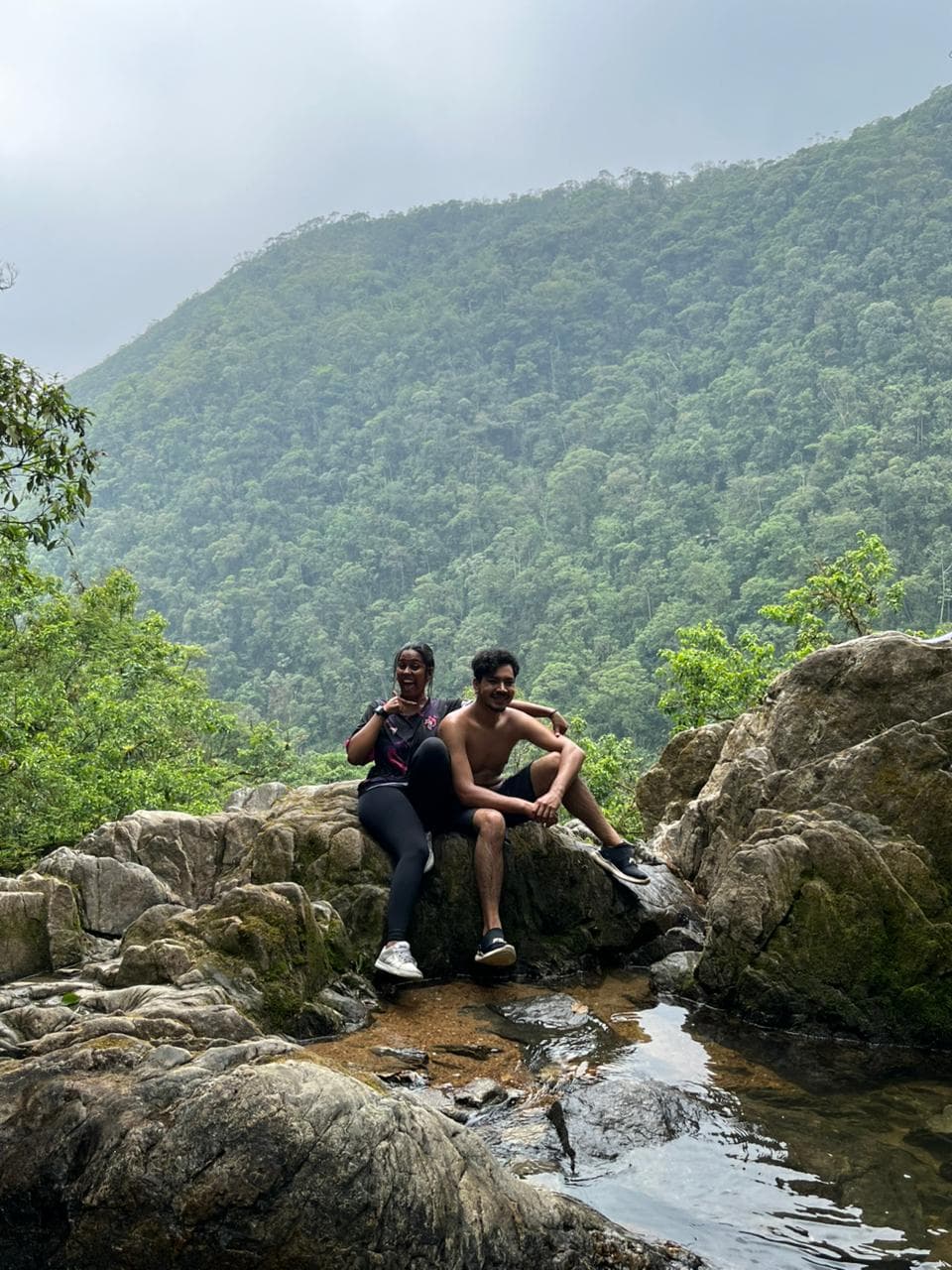 Cauê e Leyla na trilha até a cachoeira em Paranapiacaba